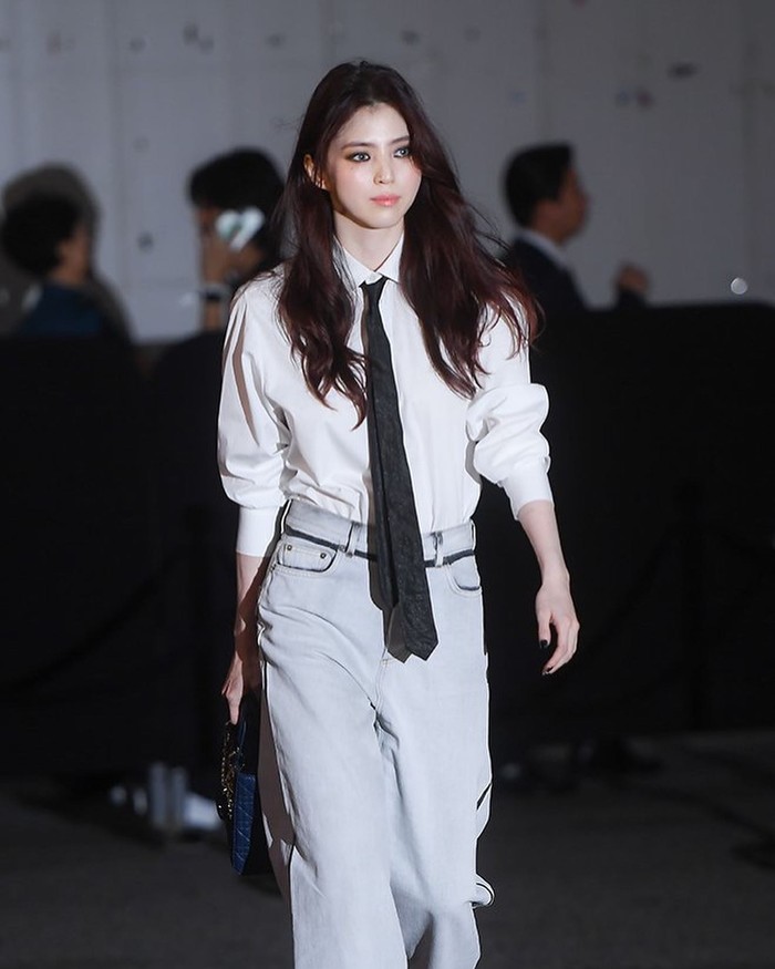 Event Lady Dior Celebration dihadiri oleh para muse Dior dari Korea Selatan. Salah satunya Han So Hee yang tampil badass dengan bold makeup. Ia memakai outfit simple yaitu kemeja putih, dasi hitam, celana serta hand bag dari Dior./ Foto: instagram.com/ll17