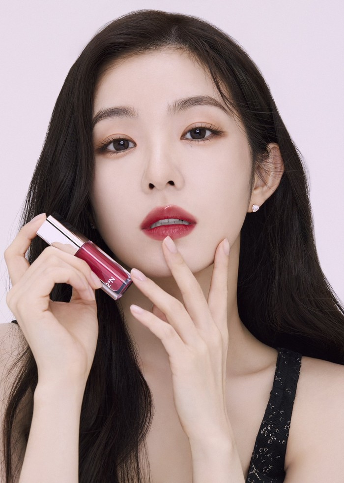 Irene dikenalkan sebagai muse 2aN untuk promosi produk baru yang didominasi warna cerah dan segar. 2aN menyebut jika Irene merupakan inspirasi terbaru dengan meluncurkan foto-foto cantik nan menakjubkan./ Foto: twitter.com/2an_official_jp