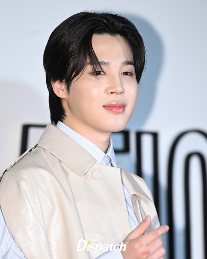 Global ambassador Dior lainnya yakni Jimin BTS menghebohkan penggemar dengan tampil menawan di Lady Dior Celebration, setelah sebelumnya tak mengonfirmasi kehadiran. Kali ini, ia memakai kemeja stripe, cape warna beige, serta kalung Dior yang on point./ Foto: instagram,com/koreadispatch