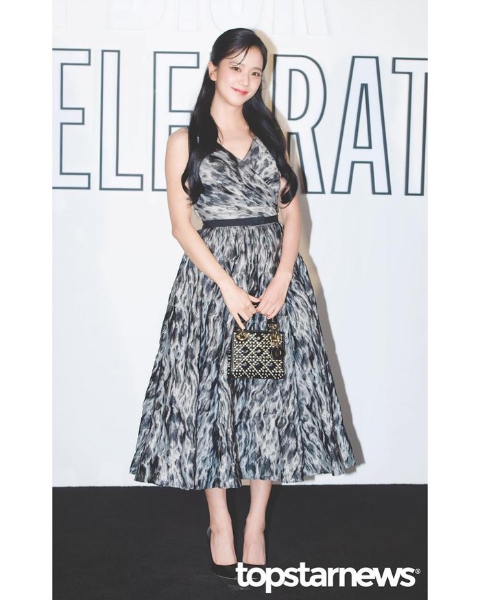 Jisoo BLACKPINK juga tampil menawan di Dior Seongsu. Ia memakai dress panjang dengan corak hitam putih yang ciptakan kesan elegan. Aura global ambassador Dior yang satu ini memang beda, ya!/ Foto: instagram.com/hearts_ultrapeku/
