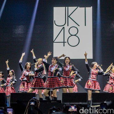 Viral Foto Lawas Manajer JKT48 Pegang Kue Vulgar Berbau Pornografi