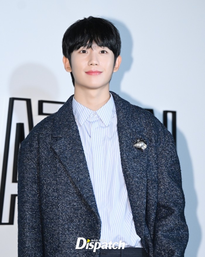 Aktor Jung Hae In juga tak kalah mencuri perhatian dengan pesona tampan dan rupawan. Dalam event ini, ia menggunakan paduan kemeja serta coat panjang./ Foto: instagram.com/koreadispatch