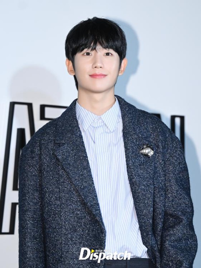 Jung Hae In juga tak kalah mencuri perhatian dengan pesona tampan dan rupawan. Dalam event ini, ia menggunakan paduan kemeja serta coat panjang. Foto : instagram.com/koreadispatch/