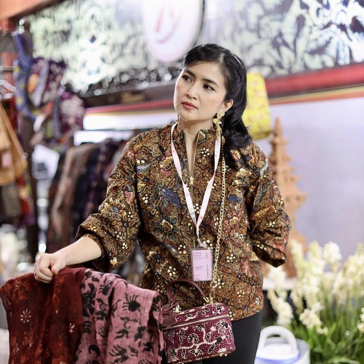 <p>Bunda masih ingat dengan Ratu FTV yang satu ini? Kadek Devie adalah aktris Tanah Air yang berasal dari Bali. Ia mengawali kariernya di dunia hiburan pada 2003 ketika ikut pemilihan GADIS Sampul dan model. Akan tetapi, kini ia tengah disibukkan dengan perannya sebagai ibu rumah tangga sekaligus ibu Bhayangkari. (Foto: Instagram@kddvie)</p>