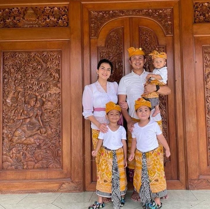<p>Dari pernikahannya itu, Kadek dan Dewa dikaruniai anak kembali laki-laki bernama Magha dan Degha pada 2018. Setelah dikaruniai anak kembar, tiga tahun kemudian Kadek kembali melahirkan anak ketiganya yang diberi nama Dewa Komang Reigha Ganapatih Parsana. (Foto: Instagram@kddvie)</p>
