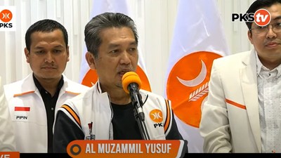 Konferensi Pers (Tangkapan Layar PKS TV) Konferensi Pers (Tangkapan Layar PKS TV)