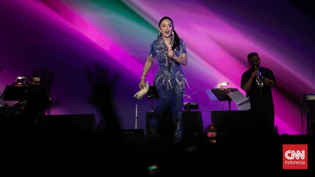 FOTO: Gaya Kris Dayanti Manggung di Synchronize Fest 2023