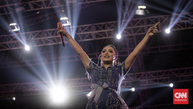 FOTO: Gaya Kris Dayanti Manggung di Synchronize Fest 2023