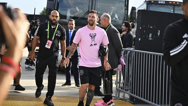 Video Lionel Messi dilempar botol oleh penonton viral di media sosial usai Inter Miami menang atas tuan rumah Los Angeles FC di MLS.