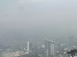 Helicopter View! Penampakan Polusi Bikin Langit Jakarta Abu-abu