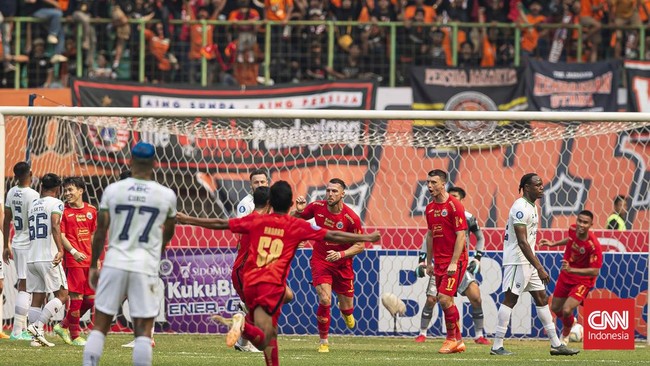 Persija Jakarta unggul 1-0 atas Persib Bandung pada laga babak pertama Liga 1 di Stadion Patriot Candrabhaga, Bekasi, Jawa Barat, Sabtu (2/9).