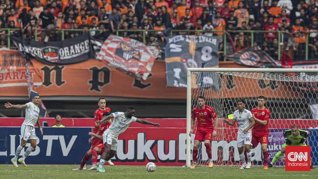 Pertandingan Persija Jakarta vs PSIS Semarang di Stadion Patriot Candrabhaga pada Selasa (4/3) malam tetap berjalan sesuai jadwal meski ada banjir Bekasi.