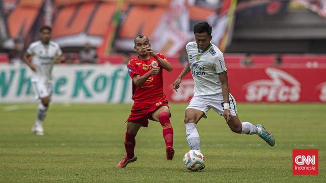Riko Simanjuntak mengalami cedera dan harus menyudahi penampilannya pada laga Persija Jakarta vs Persib Bandung di Stadion Patriot Candrabhaga, Sabtu (2/9).