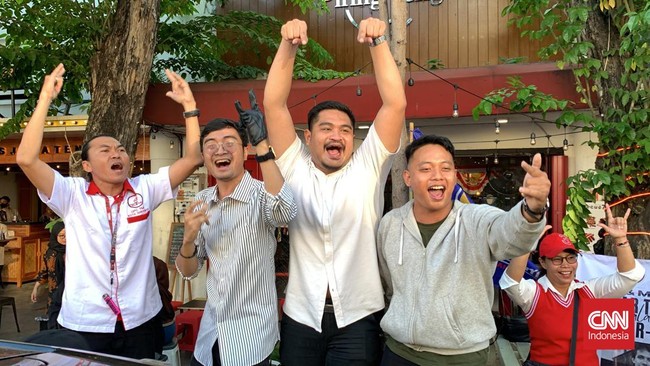 Acara Relawan Ganjar memecah perhatian massa relawan Anies-Cak Imin yang sedang berkumpul di Hotel Majapahit, usai menghadiri deklarasi capres-cawapres.