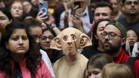 FOTO: Ramai-ramai 'Kembali ke Hogwarts' Lewat Stasiun King's Cross