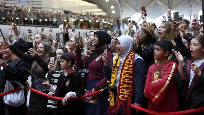 FOTO: Ramai-ramai 'Kembali ke Hogwarts' Lewat Stasiun King's Cross
