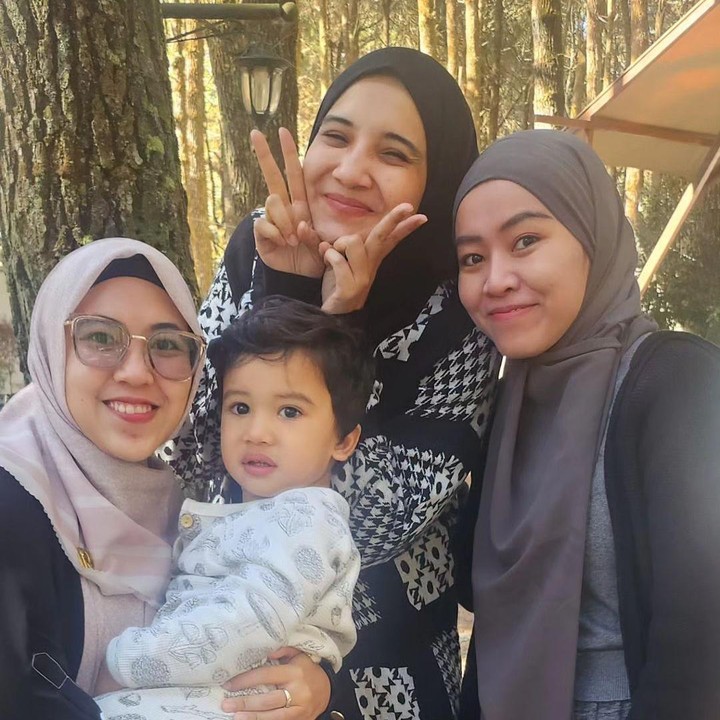 <p>Belum lama ini, Santi juga membagikan beberapa potret bersama Zaskia saat liburan bersama. Keduanya diketahui tengah berlibur ke tempat wisata di Lembang, Jawa Barat. (Foto: Instagram@santiasokamala)</p>