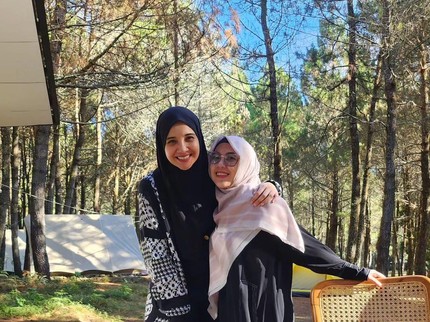 7 Potret Kedekatan Zaskia Sungkar & Ibu Sambung yang Usianya Lebih Muda
