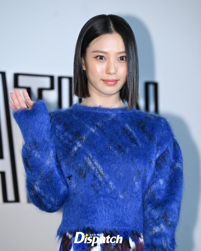 Selain Han So Hee, aktris lain yang hadir di event mewah ini yaitu Go Min Si. Pemain serial Sweet Home ini cantik paripurna dengan balutan dress warna biru serta handbag putih yang jadi koleksi dari Dior./ Foto: instagram.com/koreadispatch