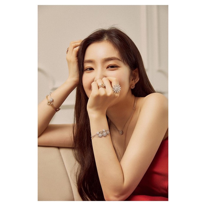 Selain kembali menjadi wajah brand ternama, banyak penggemar yang menanti proyek comeback Irene. Tidak hanya aktivitas solo, beberapa juga menanti Irene comeback bersama dengan Red Velvet./ Foto: instagram.com/renebaebae