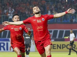 Sundulan Maut Simic Benamkan Persib di Babak Pertama