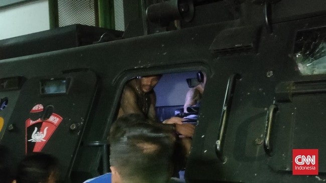 Video momen Ketua Umum Jakmania Diky Soemarno mengawal mobil rantis atau barracuda yang ditumpangi skuad Persib viral di media sosial.
