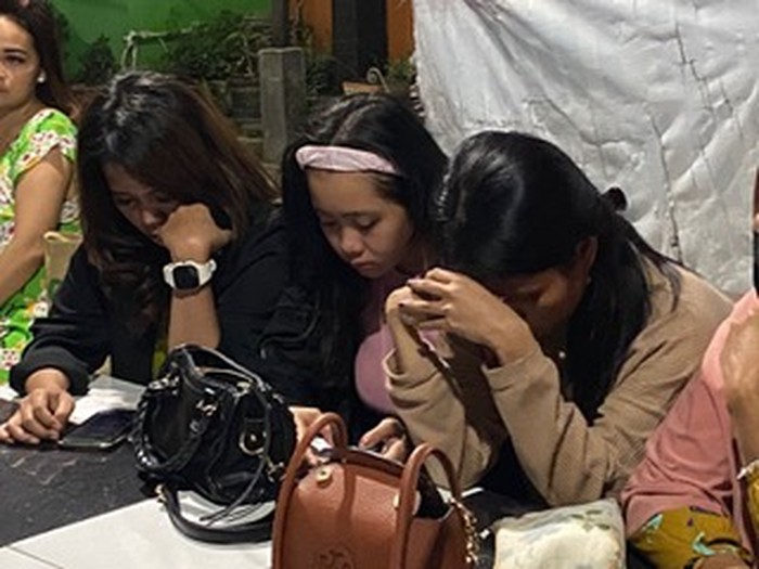 3 wanita yang mencekoki kucing dengan miras saat diamankan warga. (Foto: istimewa)