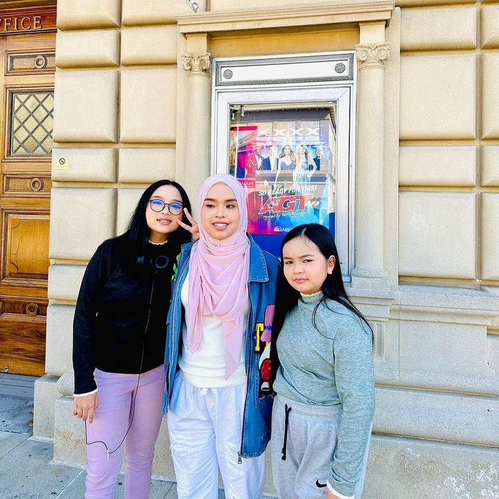 <p>Putri diketahui memiliki dua adik perempuan, Bunda. Keduanya sama-sama berparas cantik seperti sang kakak, nih. (Foto: Instagram @arianinismaputri)</p>