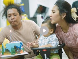 Kata Arie Kriting Usai Perlihatkan Wajah Anak ke Publik