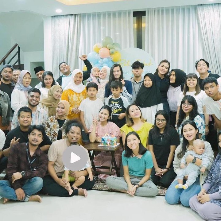 <p>"Yang ulang tahun bayi, tapi tamunya orang tua semua, maaf ya Nak," ucap Indah meminta maaf. Arie Kriting kemudian menjelaskan bahwa mereka memang sengaja menggelar pesta sederhana bersama keluarga. "Sebenarnya kita itu tidak ada rencana untuk bikin acara apa-apa ya, hanya ingin kumpul bersama keluarga terdekat saja," kata Arie. (Foto: Instagram @indahpermatas @arie_kriting)</p>