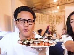 Arief Muhammad Cicip Ganjang Gejang Pertama Kali, Ternyata Doyan!