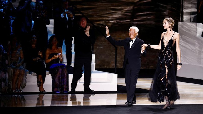 FOTO: Koleksi Terbaru Armani di Venice Film Festival