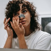 5 Cara Membersihkan Komedo Secara Alami di Rumah, Cukup Siapkan Sederet Bahan Ini!