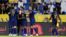 Warga Iran Heboh Sambut Ronaldo: Kejar Bus dan Datangi Hotel Al Nassr