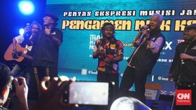 Ganjar Lantunkan 'Bento' Bareng Pengamen Jalanan di Semarang