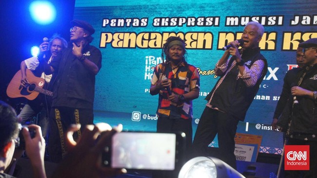 Saat di atas panggung, Ganjar sempat ucap pamit kepada para pengamen dan warga karena masa jabatannya sebagai Gubernur Jawa Tengah tersisa dua hari lagi.