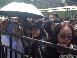 Vivi Rela Panas-panasan Tunggu Juicy Luicy Manggung di WJF 2023