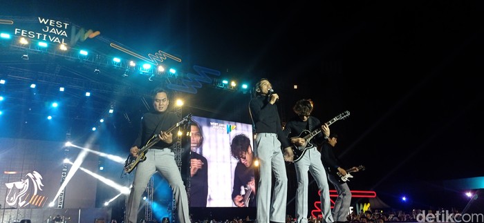 Penampilan The Changcuters di Konser West Java Festival 2023 di Stadion Siliwangi, Kota Bandung, Minggu (3/9/2023).