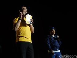 Kocaknya Kang Emil Saat Kenalkan Uu di Konser WJF 2023