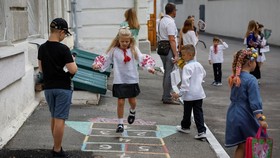 FOTO: Semangat Anak-anak Ukraina Kembali Sekolah di Tengah Perang