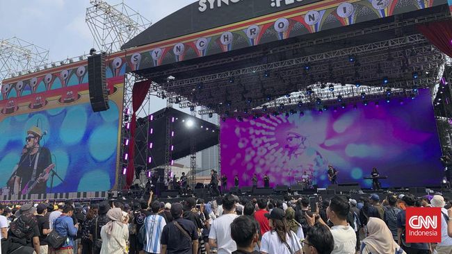 Vokalis Setia Band Charly van Houten tampil interaktif di Synchronize 2023, menenangkan penonton yang memadati panggung di terik siang.