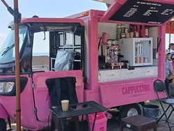 So Cute, Ngopi Cantik Nikmati Pantai Matahari Terbit di Bajaj Pink