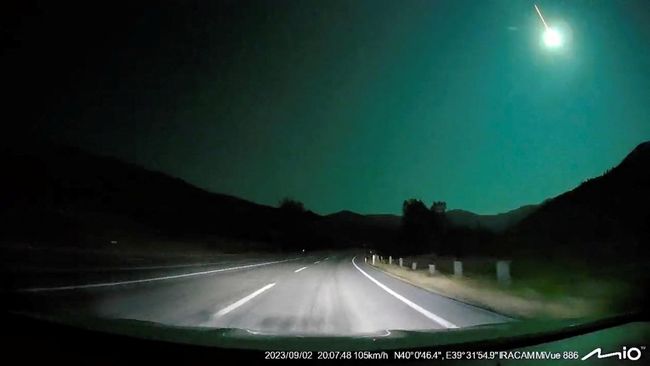 Green Meteor Lights up Turkish Sky – Viral Video of Child Playing with Balloons