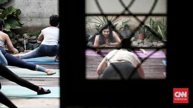 FOTO: Yoga di Tengah Kepungan Polusi Udara Jabodetabek