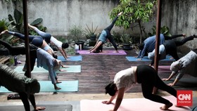 FOTO: Yoga di Tengah Kepungan Polusi Udara Jabodetabek
