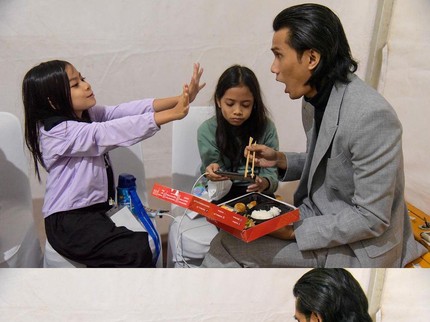 5 Potret Tria The Changcuters Sebelum Manggung Suapin Anak Perempuannya di Backstage