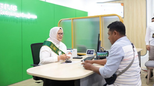 Menyambut Harpelnas, Direktur Pelayanan BPJS Ketenagakerjaan, Roswita Nilakurnia, turun langsung ke Kantor Cabang Maluku untuk menyapa dan melayani peserta.