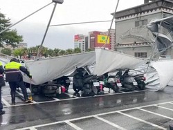 Topan Haikui Terjang Taiwan, 75 Ribu Rumah Blackout!