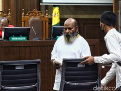 Lukas Enembe Melawan Tuntutan: Saya Gubernur Papua Clean and Clear!