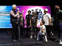 Ganjar Dapat Kenang-kenangan Gitar Tua dari Musisi Jalanan Semarang